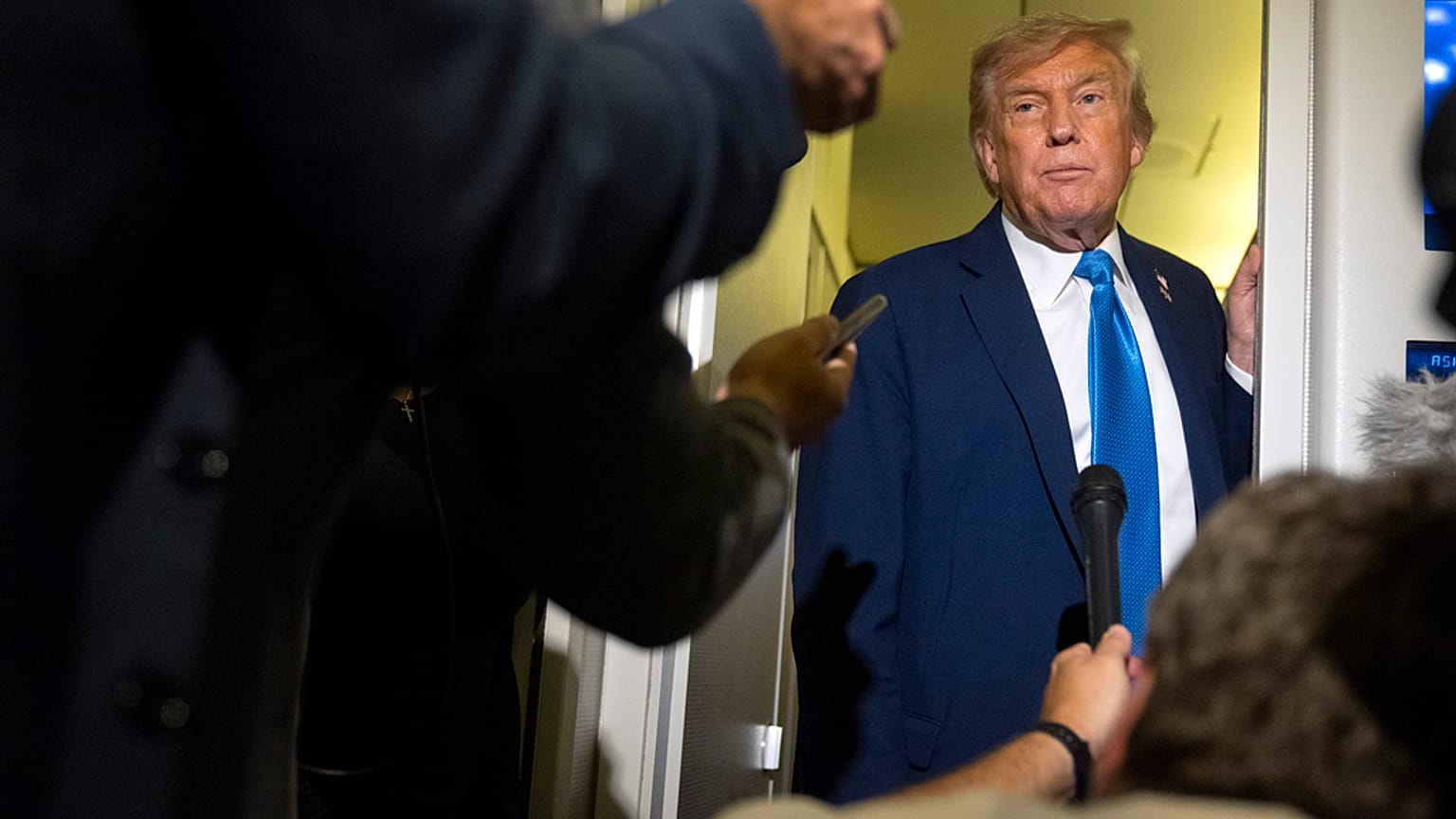 Başkan Donald Trump, Kanada Calgary'den Maryland’e giderken Air Force One uçağında gazetecilerin sorularını yanıtlıyor, 16 Haziran 2025