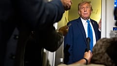 Başkan Donald Trump, Kanada Calgary'den Maryland’e giderken Air Force One uçağında gazetecilerin sorularını yanıtlıyor, 16 Haziran 2025