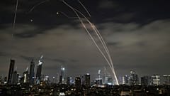 El sistema de defensa antiaérea israelí Cúpula de Hierro dispara para interceptar cohetes durante un ataque iraní sobre Tel Aviv, Israel, domingo 15 de junio de 2025.