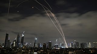 El sistema de defensa antiaérea israelí Cúpula de Hierro dispara para interceptar cohetes durante un ataque iraní sobre Tel Aviv, Israel, domingo 15 de junio de 2025.