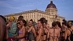 Menschen warten darauf, in der Spree zu schwimmen, um die Aufhebung des hundert Jahre alten Badeverbots im Fluss in Berlin, Deutschland, am Dienstag, den 17. Juni 2025, zu fordern.