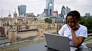 Nő egy laptopon Londonban.