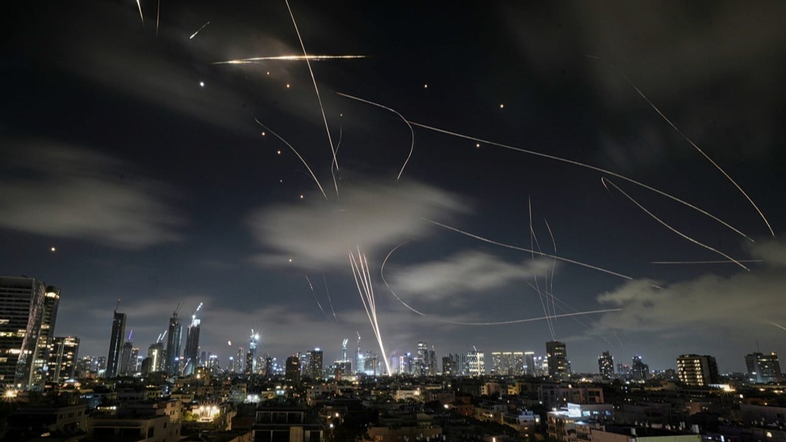Το ισραηλινό σύστημα αεράμυνας Iron Dome πυροβολεί για να αναχαιτίσει πυραύλους πάνω από το Τελ Αβίβ, Ισραήλ, νωρίς την Τετάρτη 18 Ιουνίου 2025.
