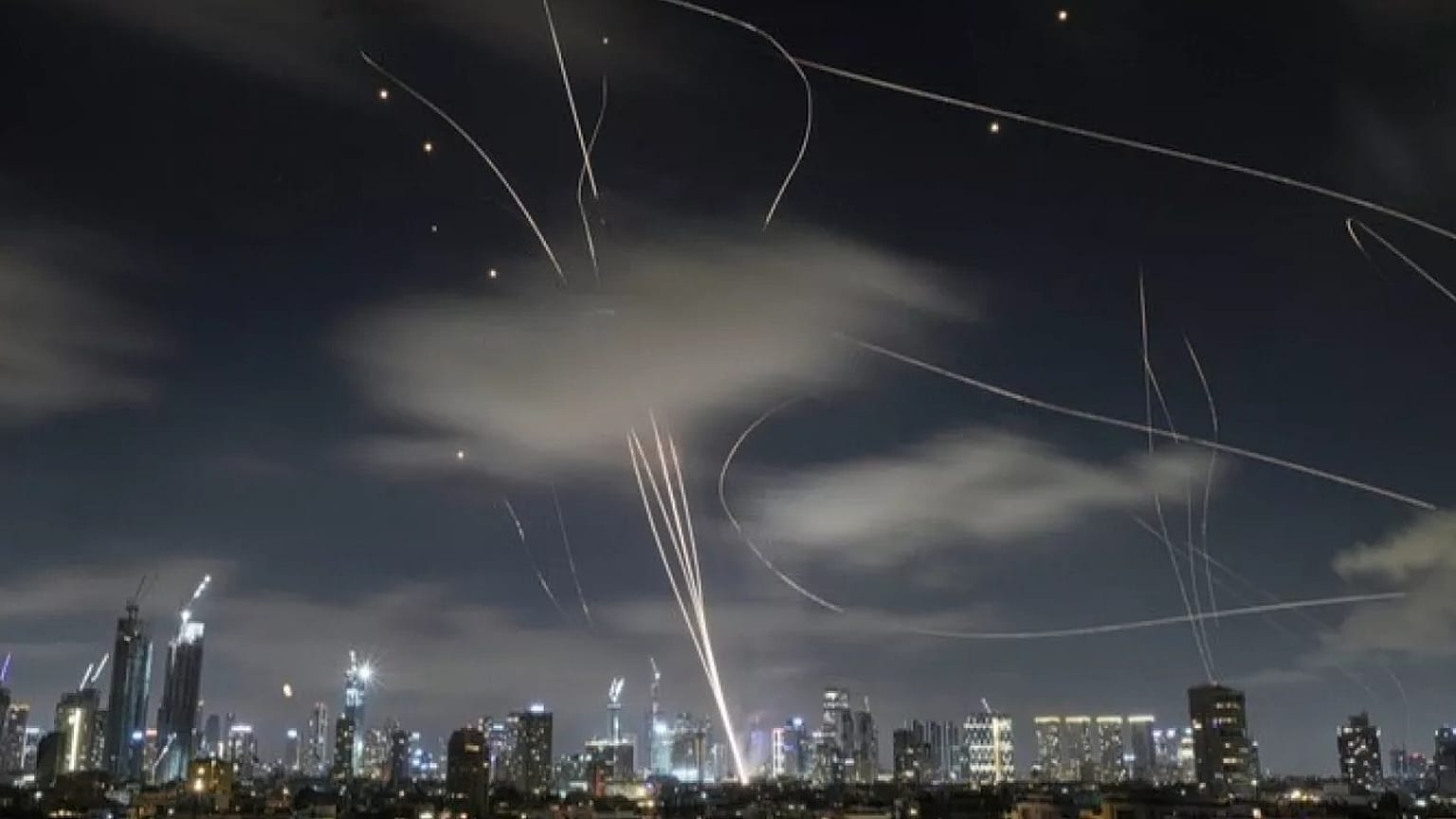 El sistema de defensa antiaérea israelí Iron Dome dispara para interceptar misiles durante un ataque iraní sobre Tel Aviv, Israel, el miércoles 18 de junio de 2025.