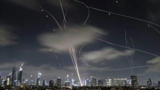 El sistema de defensa antiaérea israelí Iron Dome dispara para interceptar misiles durante un ataque iraní sobre Tel Aviv, Israel, el miércoles 18 de junio de 2025.