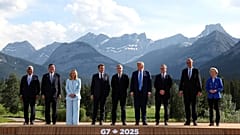 Die Staats- und Regierungschefs der G7-Staaten posieren für ein Familienfoto während des G7-Gipfels in Kananaskis, Alberta, Montag, 16. Juni 2025