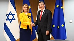 Kaja Kallas estrecha la mano del Ministro de Asuntos Exteriores de Israel, Gideon Saar, durante el Consejo de Asociación UE-Israel. 