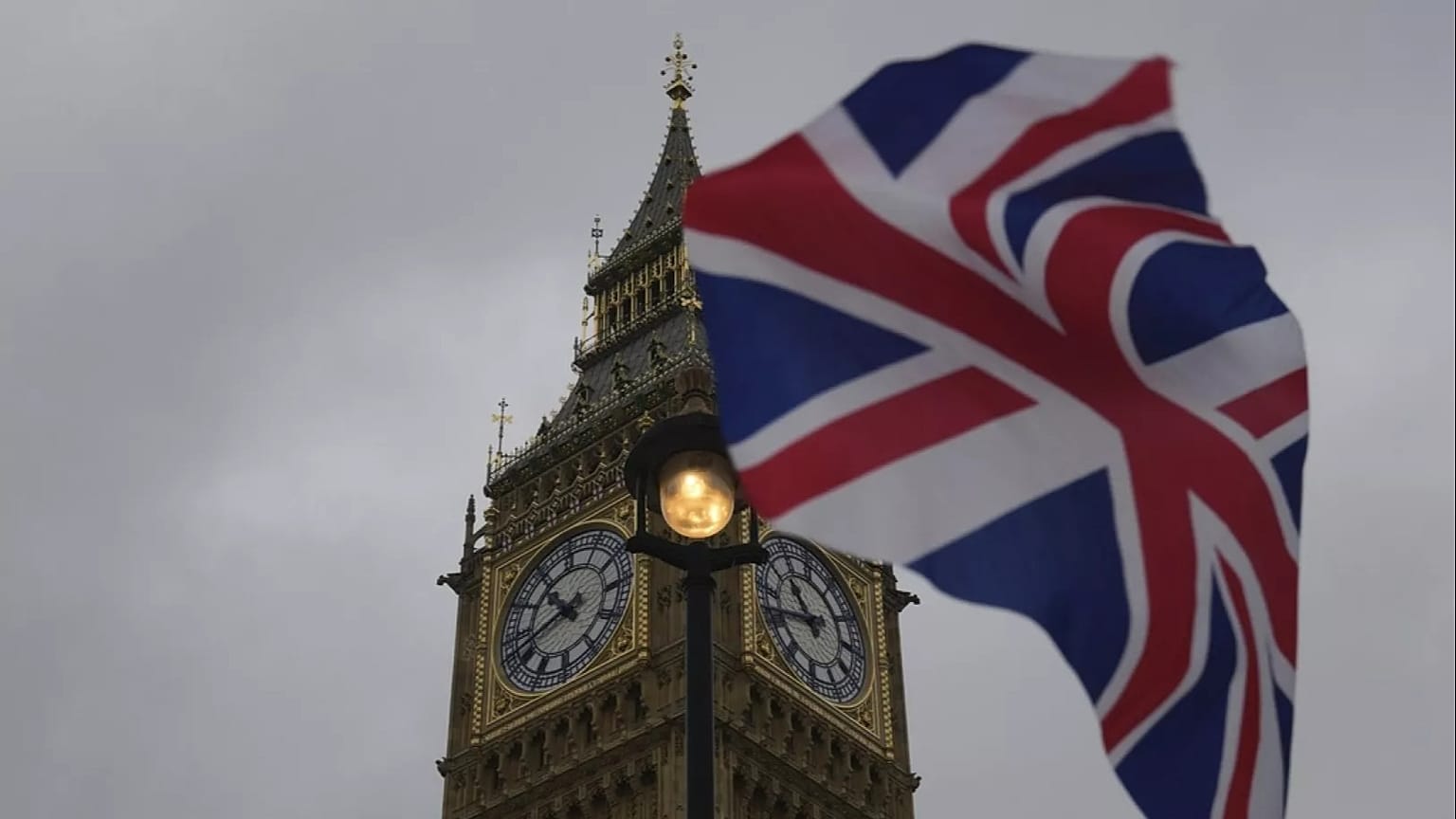 Egy uniós zászló a Parlament épülete előtt Londonban, 2024. május 23-án, csütörtökön.