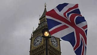 Un drapeau de l'Union est déployé devant les Chambres du Parlement, à Londres, le jeudi 23 mai 2024.