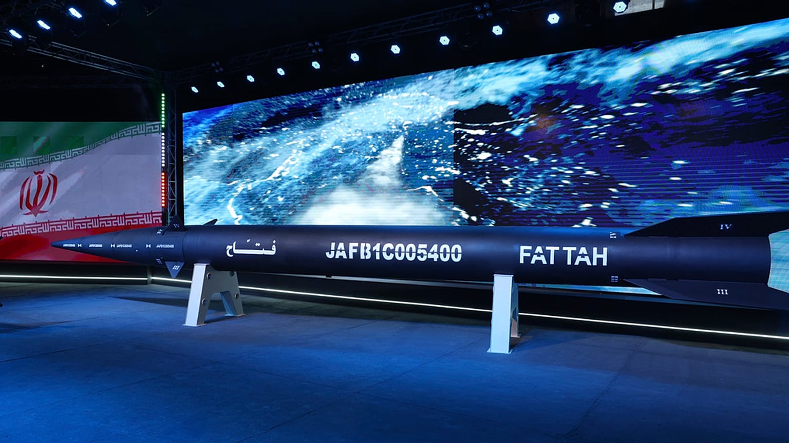 O míssil Fattah é apresentado numa cerimónia em Teerão, no Irão, na terça-feira, 6 de junho de 2023