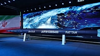 El misil Fattah es presentado en una ceremonia en Teherán, Irán, el martes 6 de junio de 2023.