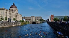 Menschen schwimmen in der Spree, um die Aufhebung des hundert Jahre alten Badeverbots an der Spree zu fordern.