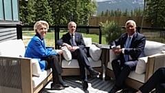 Ursula von der Leyen, da Comissão Europeia, Mark Carney, do Canadá, e António Costa, do Conselho Europeu, na cimeira do G7 no Canadá, 16 de junho de 2025.