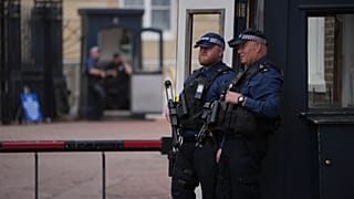 Dos agentes montan guardia en Lancaster House, en Reino Unido.