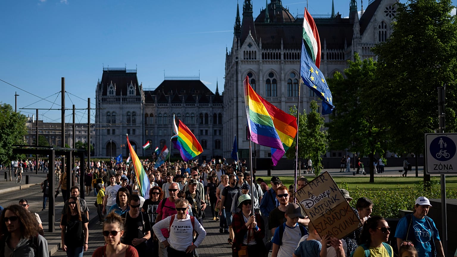 Magyarok vonulnak Budapest belvárosában, hogy tiltakozzanak az LMBTQ+ Pride rendezvényeket tiltó új törvény és a populista kormány gyülekezési jogainak korlátozása ellen. 