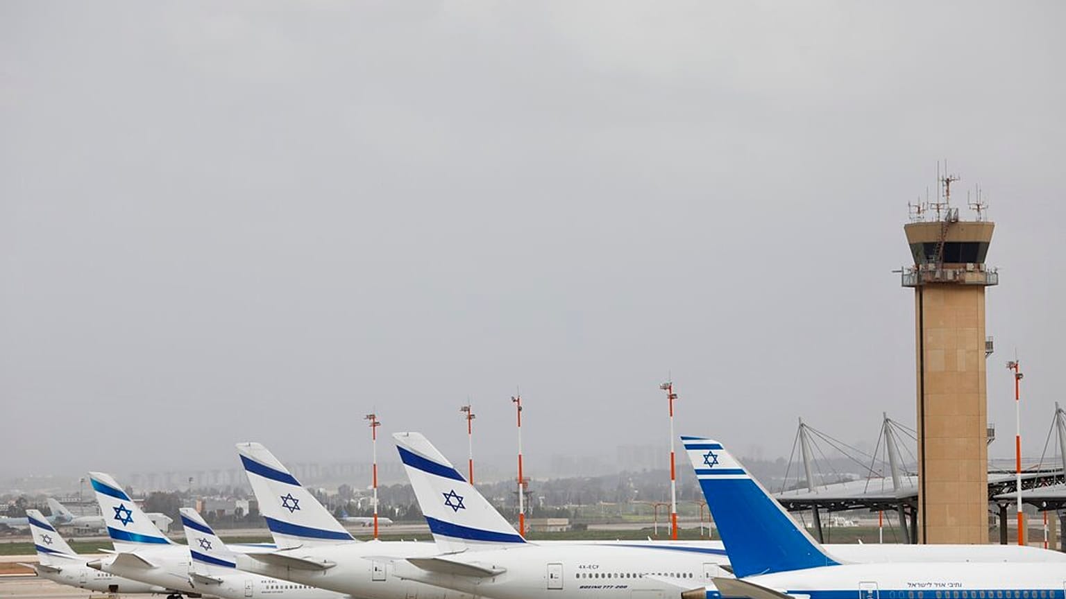 FILE: In questa foto del 10 marzo 2020, aerei israeliani di El Al sono parcheggiati all'aeroporto Ben Gurion vicino a Tel Aviv, Israele.