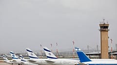 ARCHIVO: En esta foto del 10 de marzo de 2020, aviones israelíes de El Al aparcan en el aeropuerto Ben Gurion, cerca de Tel Aviv, Israel.
