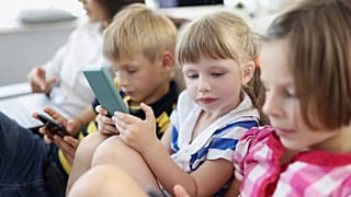 A gyermekek mobiltelefonokat használnak.