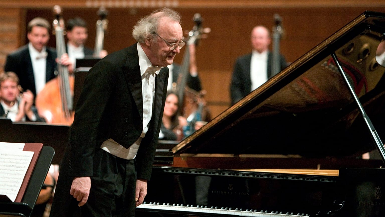 Le pianiste autrichien Alfred Brendel remercie le public après un concert au festival de Lucerne, à Lucerne, en Suisse, le 11 août 2005.