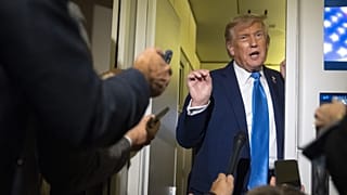 Az amerikai elnök az Air Force One-on nyilatkozik újságíróknak