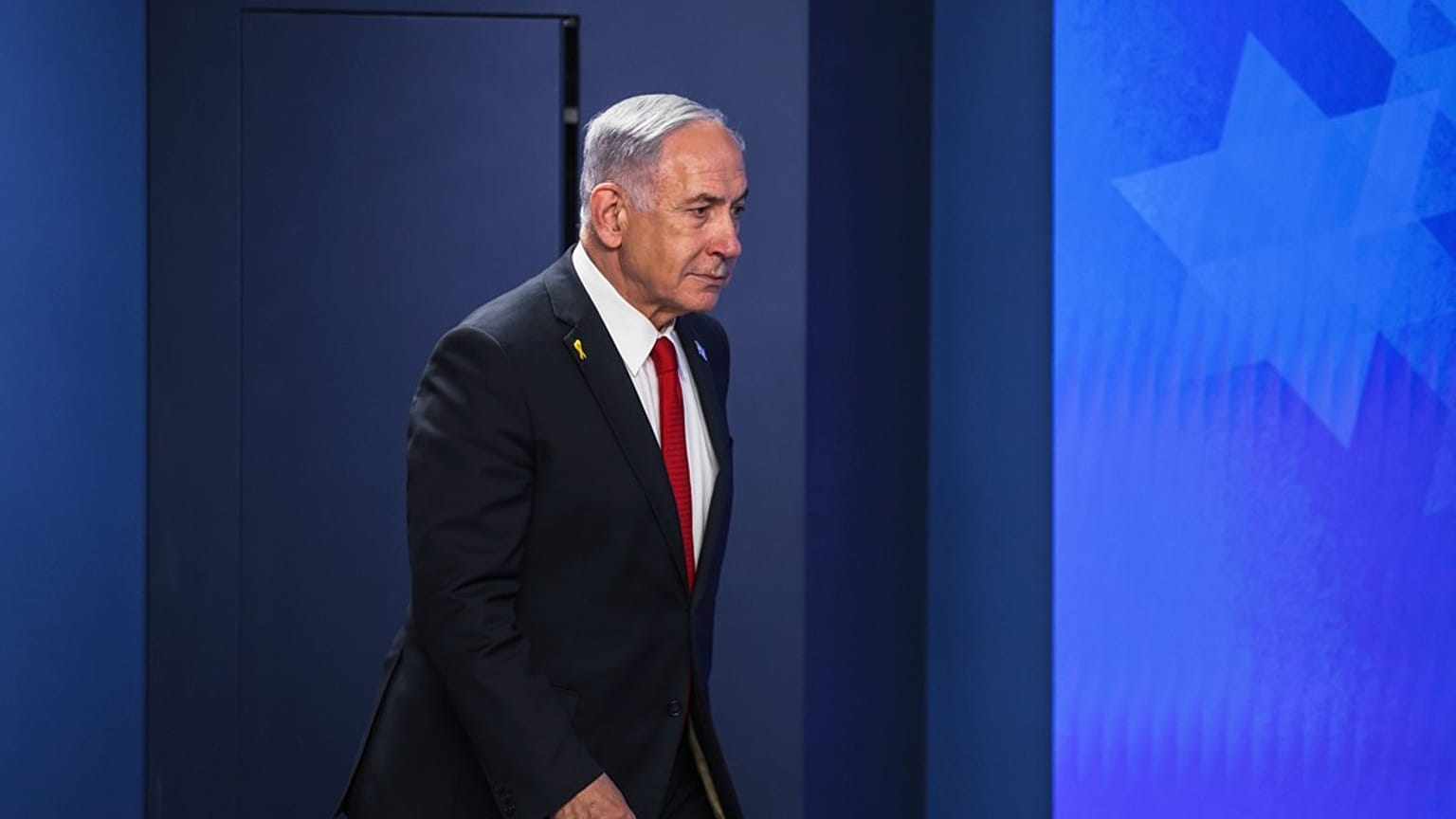 رئيس الوزراء الإسرائيلي بنيامين نتنياهو يمشي أثناء حضوره مؤتمرا صحفيا في القدس، الأربعاء 21 مايو 2025.  