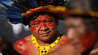 Un homme autochtone proteste contre la vente aux enchères de dizaines de blocs pétroliers, y compris des blocs près de l'embouchure de l'Amazone, à Rio de Janeiro, mardi 17 juin 2025