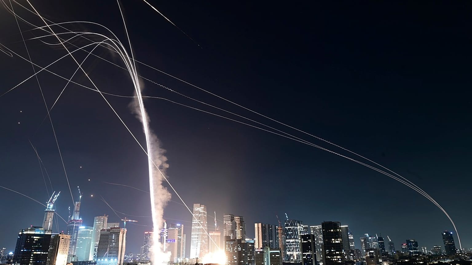 Le système de défense aérienne israélien Iron Dome tire pour intercepter des roquettes lors d'une attaque iranienne au-dessus de Tel Aviv, Israël, dimanche 15 juin 2025.
