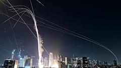 Le système de défense aérienne israélien Iron Dome tire pour intercepter des roquettes lors d'une attaque iranienne au-dessus de Tel Aviv, Israël, dimanche 15 juin 2025.