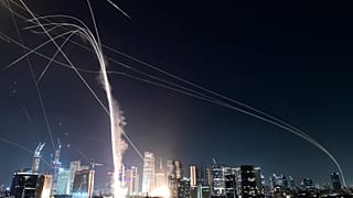 Le système de défense aérienne israélien Iron Dome tire pour intercepter des roquettes lors d'une attaque iranienne au-dessus de Tel Aviv, Israël, dimanche 15 juin 2025.