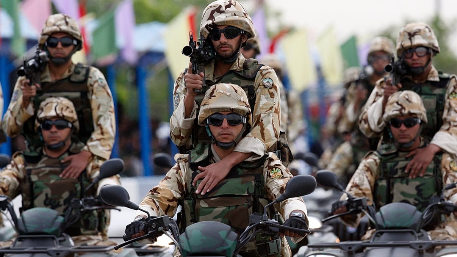 أفراد من الجيش الإيراني يحضرون مراسم العرض العسكري بمناسبة يوم الجيش الوطني، طهران، إيران، الأحد 18 أبريل/نيسان 2010.  