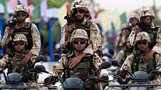 Membros do exército iraniano assistem a uma cerimónia de parada militar para assinalar o Dia do Exército Nacional, Teerão, Irão, domingo, 18 de abril de 2010.  