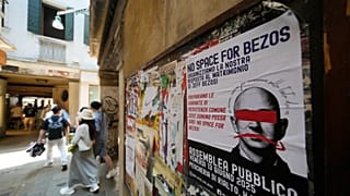 Venedik'teki 'Bezos'a Yer Yok' grubunun posterleri.