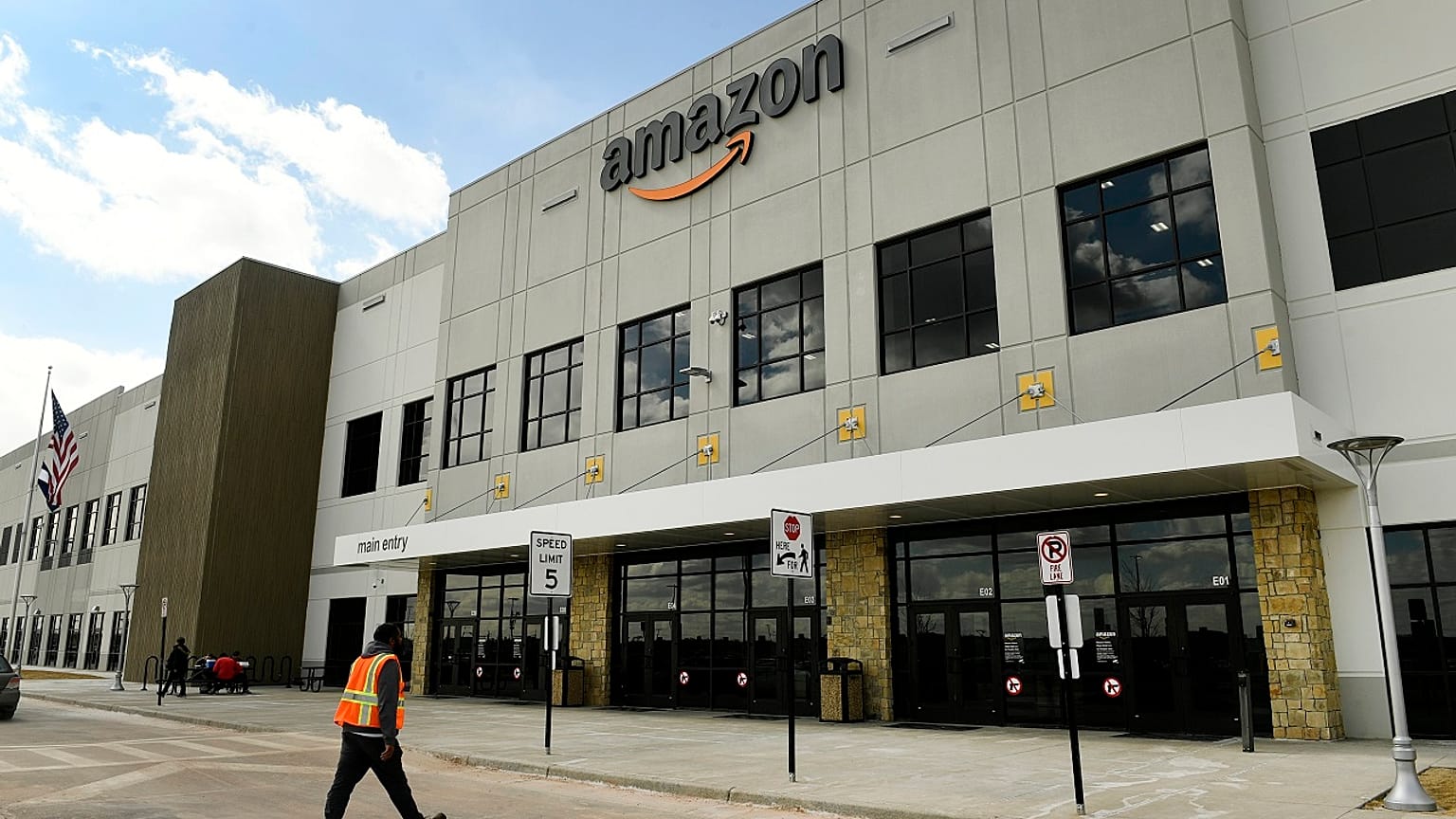 Yerine Getirme Merkezi'nde çalışan bir Amazon işçisi.
