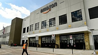 Yerine Getirme Merkezi'nde çalışan bir Amazon işçisi.