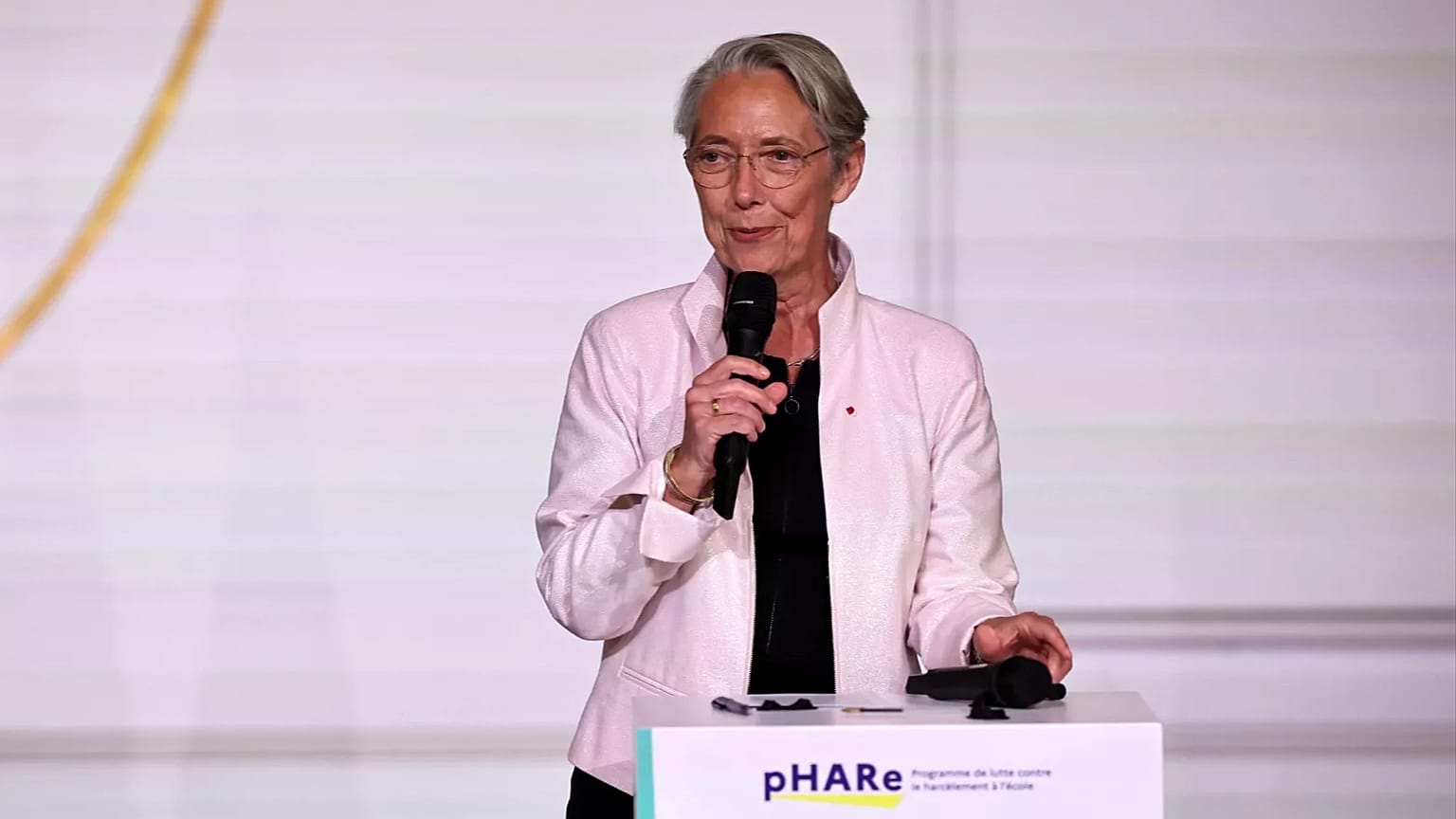 A ministra francesa da Educação, Elisabeth Borne, discursa na cerimónia de entrega do prémio "Não ao Bullying", no Palácio do Eliseu, em Paris, a 21 de maio de 2025