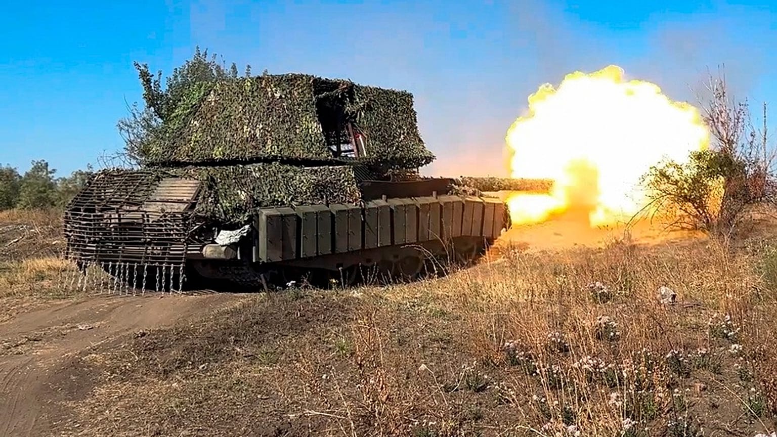 DOSSIER : Sur cette photo publiée par le service de presse du ministère russe de la Défense le 28 octobre 2024, un char russe tire en direction de positions ukrainiennes à un endroit non divulgué en Ukraine.