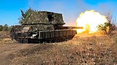 ФИЛЬМ: На этом фото, опубликованном пресс-службой Министерства обороны РФ 28 октября 2024 года, российский танк ведет огонь по украинским позициям в неустановленном месте в Украине