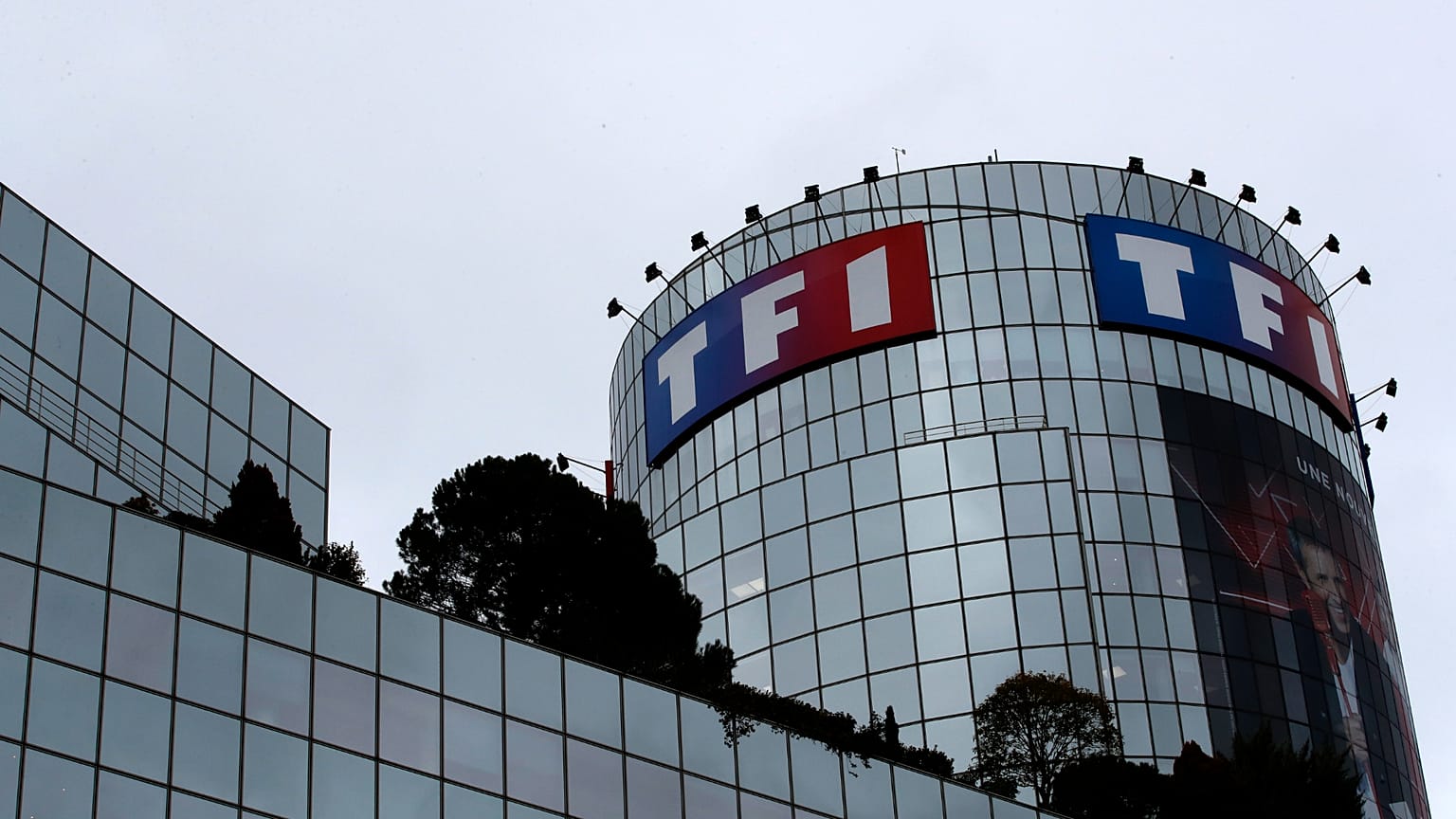Özel bir ulusal Fransız TV kanalı olan TF1 grubunun genel merkezi Paris'in dışındaki Boulogne-Billancourt'ta resmedilmiştir. 6 Şubat 2019.
