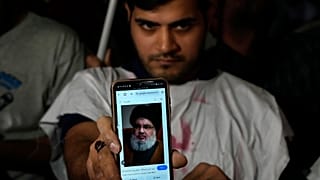 Un manifestante iraní muestra una foto del líder de Hezbolá, Hassan Nasrallah, en su teléfono móvil en el centro de Teherán, Irán, en la madrugada del sábado 28 de septiembre de 2024. 