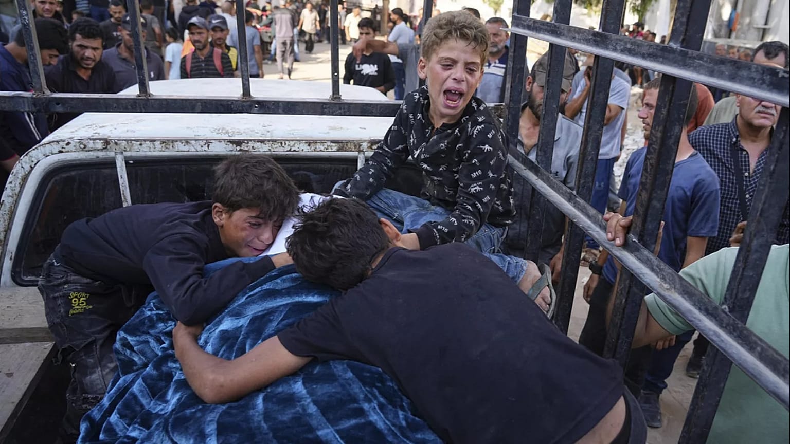أطفال فلسطينيون ينعون والدهم الذي قُتل أثناء توجهه إلى مركز توزيع مساعدات، في مدينة غزة، الأربعاء 18 حزيران/ يونيو 2025.