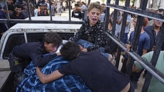 أطفال فلسطينيون ينعون والدهم الذي قُتل أثناء توجهه إلى مركز توزيع مساعدات، في مدينة غزة، الأربعاء 18 حزيران/ يونيو 2025.