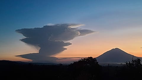 Des fumées volcaniques s'échappent du mont Lewotobi Laki-Laki lors d'une éruption, vues depuis Lembata, Indonésie, mardi 17 juin 2025
