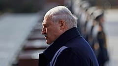 DATEI: Der belarussische Präsident Alexander Lukaschenko nimmt an einer Kranzniederlegung am Grab des Unbekannten Soldaten in Moskau, Russland, teil, 14. März 2025.