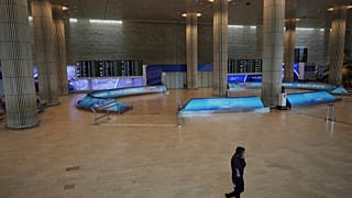 مطار بن جوريون الإسرائيلي خالي من الركاب، إسرائيل، الجمعة 13 يونيو/حزيران 2025.  