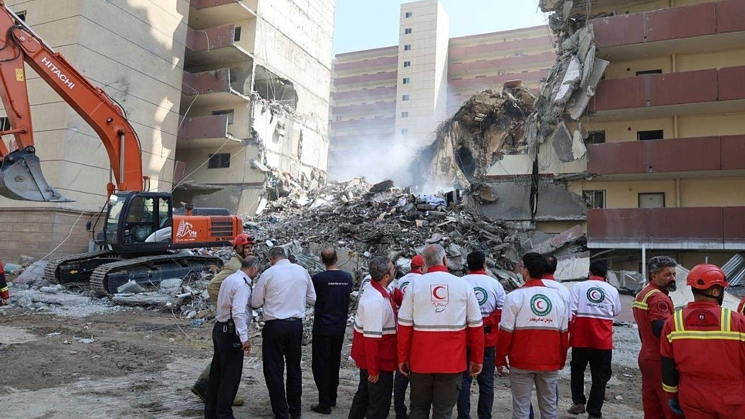 İran Kızılay Derneği tarafından yayınlanan bu fotoğrafta kurtarma ekipleri 13 Haziran 2025 Cuma günü Tahran, İran'da İsrail saldırısının ardından meydana gelen patlamanın olduğu yerde çalışıyor.