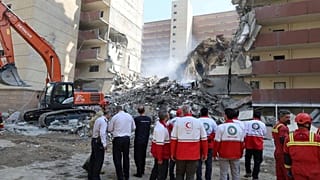 İran Kızılay Derneği tarafından yayınlanan bu fotoğrafta kurtarma ekipleri 13 Haziran 2025 Cuma günü Tahran, İran'da İsrail saldırısının ardından meydana gelen patlamanın olduğu yerde çalışıyor.