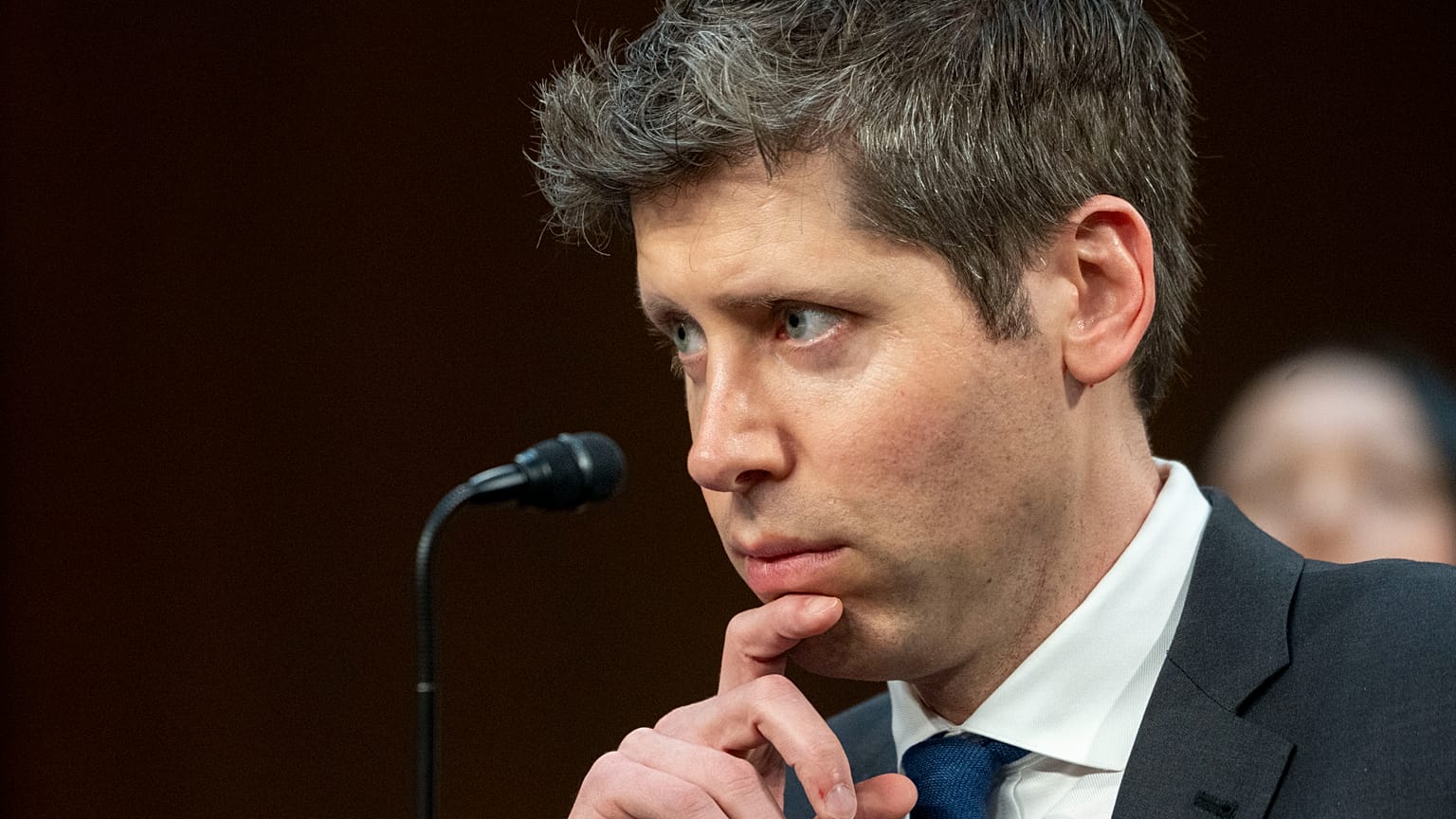  Sam Altman, cofundador y director ejecutivo de OpenAI, escucha un testimonio durante una reunión del Comité del Senado en 2025.