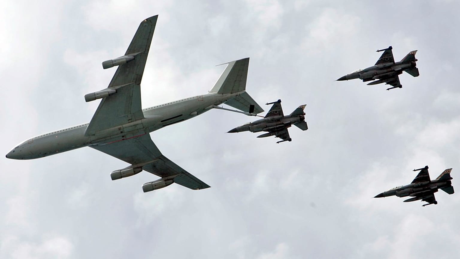 La Fuerza Aérea israelí realiza una exhibición aérea durante una ceremonia de conmemoración del 60 aniversario de la fundación de Israel, en Tel Aviv, Israel, jueves 8 de mayo de 2008.