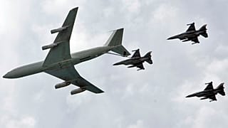 La Fuerza Aérea israelí realiza una exhibición aérea durante una ceremonia de conmemoración del 60 aniversario de la fundación de Israel, en Tel Aviv, Israel, jueves 8 de mayo de 2008.