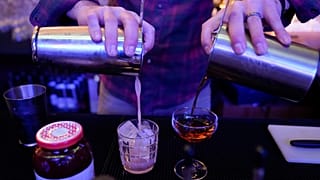 غريغوري ميغنر، المدير العام وخبير خلط المشروبات في شركة بالتيمور سبيريتس، الأربعاء، 8 فبراير 2023، في بالتيمور.